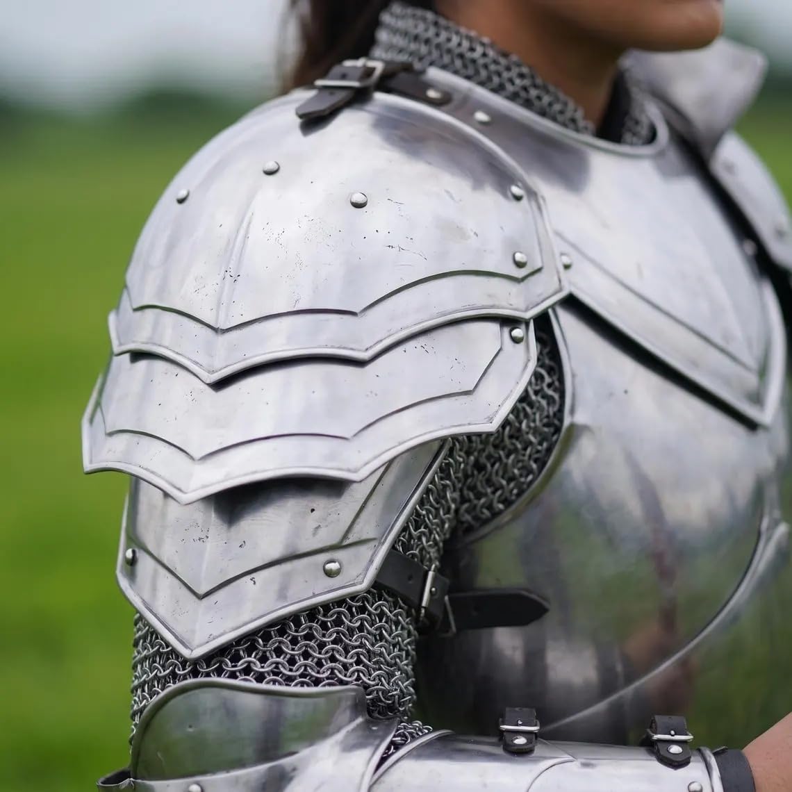 Female Knight Plate Armor Suit Women's Medieval Steel Full Body Armor Lady Wearable Halloween Costume for Cosplay, LARP, and Reancement